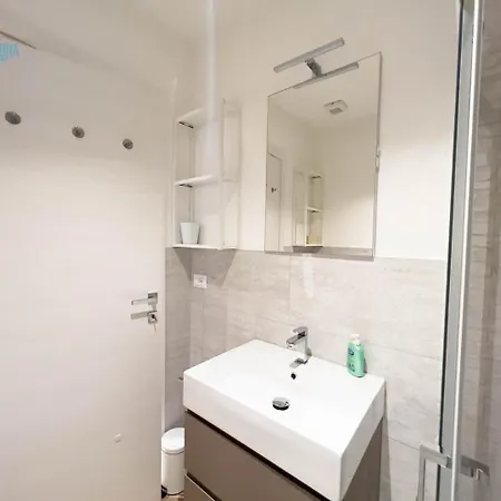 Cavana 5 Tirabora Short Rent * 的里雅斯特