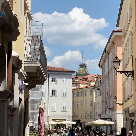 Cavana 5 Tirabora Short Rent Apartman *